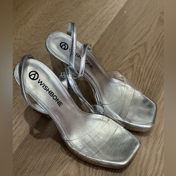 Wishbone Taylor 2 Heels - Silver / Clear - size 7.5 - Picture 6 of 11